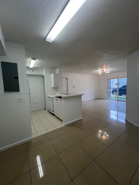 Active With Contract: $176,000 (2 beds, 2 baths, 895 Square Feet)