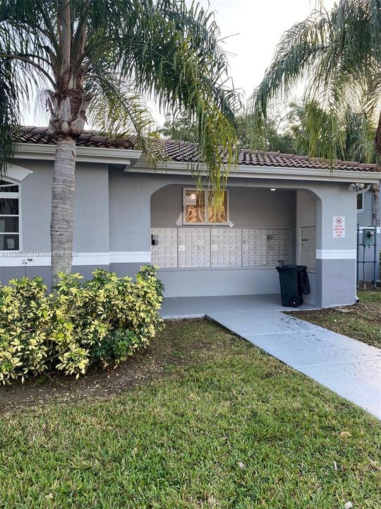 Active With Contract: $176,000 (2 beds, 2 baths, 895 Square Feet)