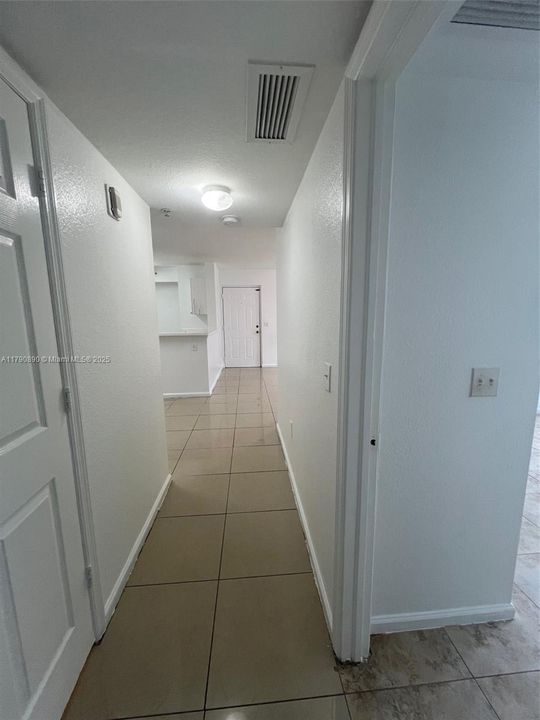 Active With Contract: $176,000 (2 beds, 2 baths, 895 Square Feet)