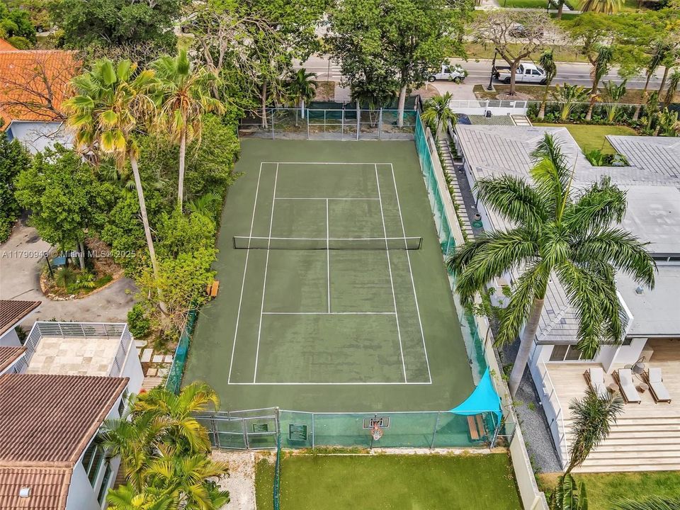 Recently Sold: $549,000 (2 beds, 2 baths, 919 Square Feet)