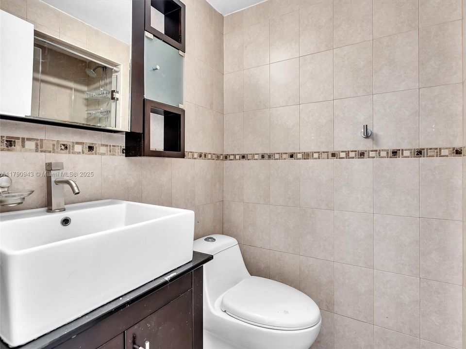 Recently Sold: $549,000 (2 beds, 2 baths, 919 Square Feet)