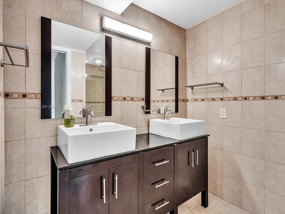 Recently Sold: $549,000 (2 beds, 2 baths, 919 Square Feet)