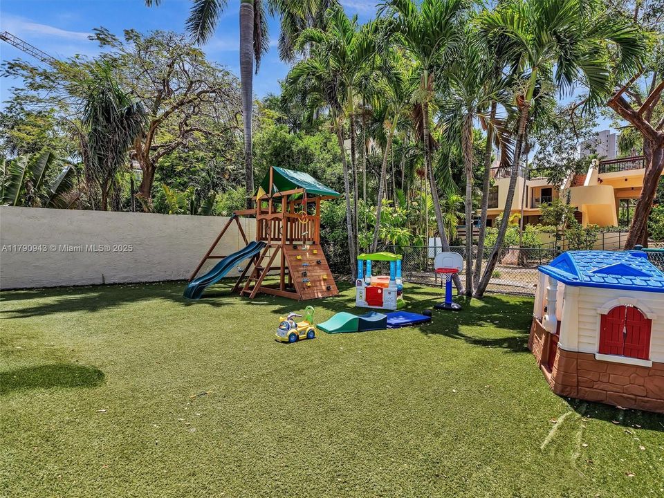 Recently Sold: $549,000 (2 beds, 2 baths, 919 Square Feet)