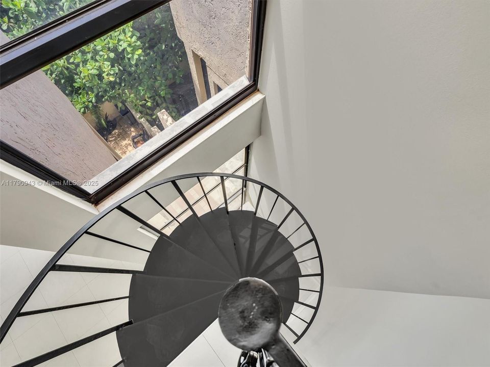 Recently Sold: $549,000 (2 beds, 2 baths, 919 Square Feet)