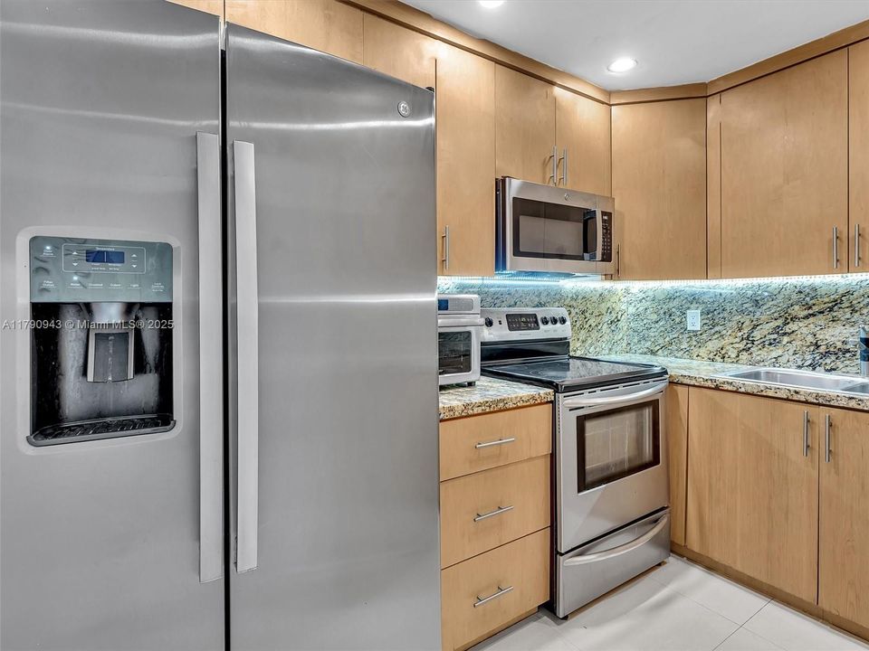 Recently Sold: $549,000 (2 beds, 2 baths, 919 Square Feet)