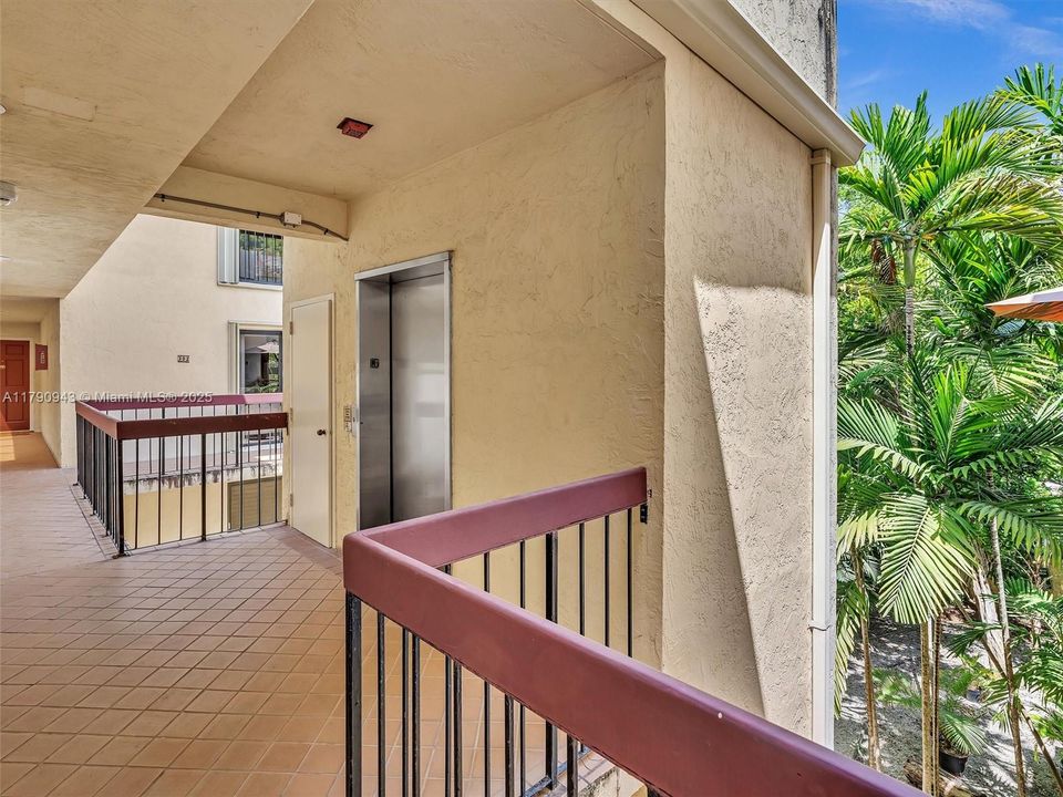 Recently Sold: $549,000 (2 beds, 2 baths, 919 Square Feet)