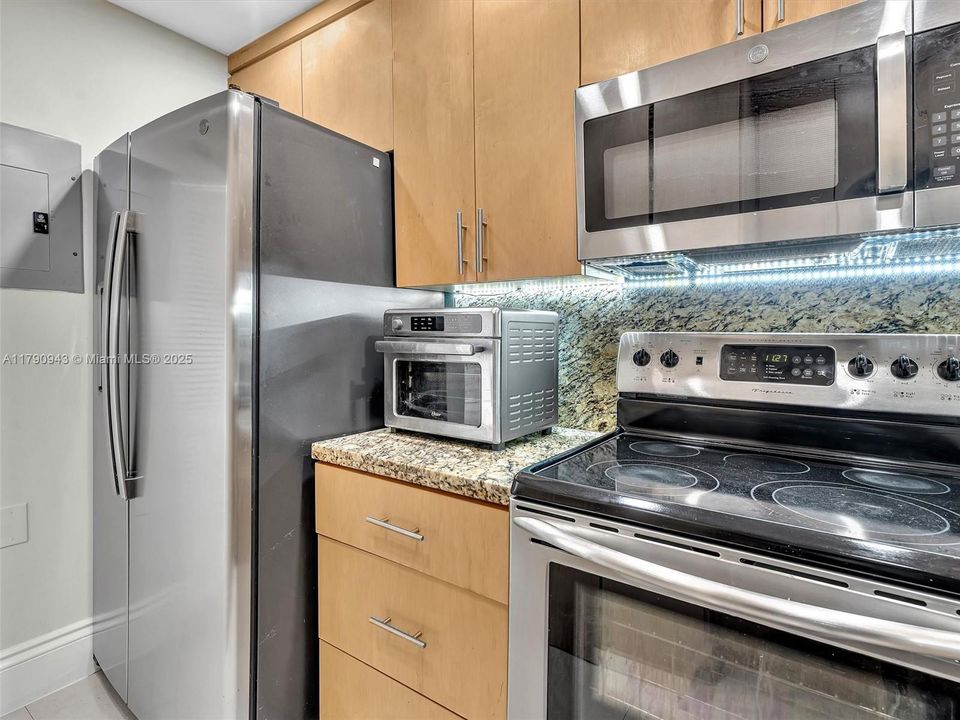 Recently Sold: $549,000 (2 beds, 2 baths, 919 Square Feet)