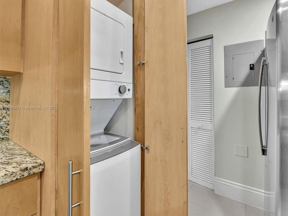 Recently Sold: $549,000 (2 beds, 2 baths, 919 Square Feet)