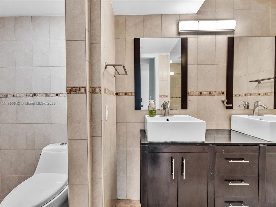 Recently Sold: $549,000 (2 beds, 2 baths, 919 Square Feet)