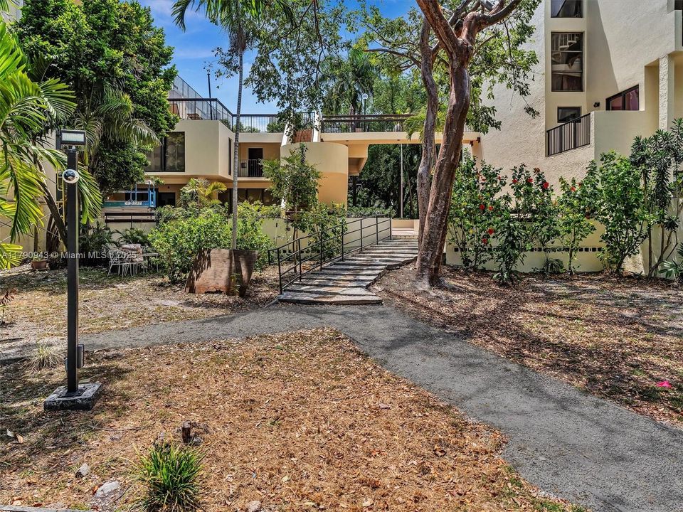 Recently Sold: $549,000 (2 beds, 2 baths, 919 Square Feet)