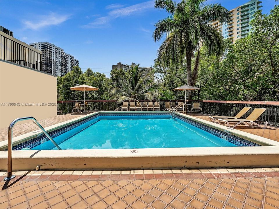 Recently Sold: $549,000 (2 beds, 2 baths, 919 Square Feet)