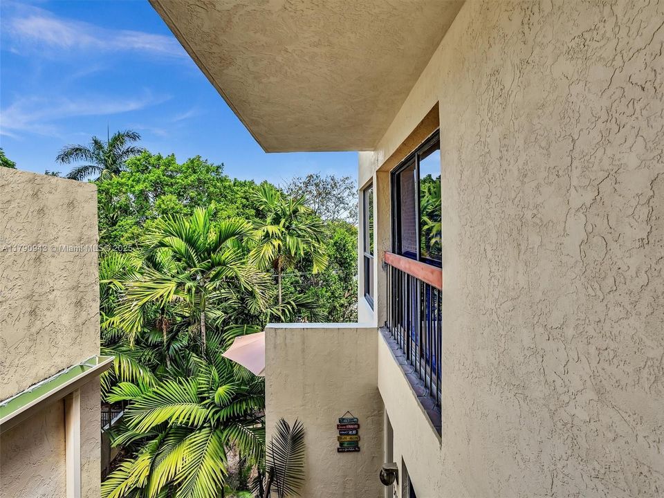 Recently Sold: $549,000 (2 beds, 2 baths, 919 Square Feet)