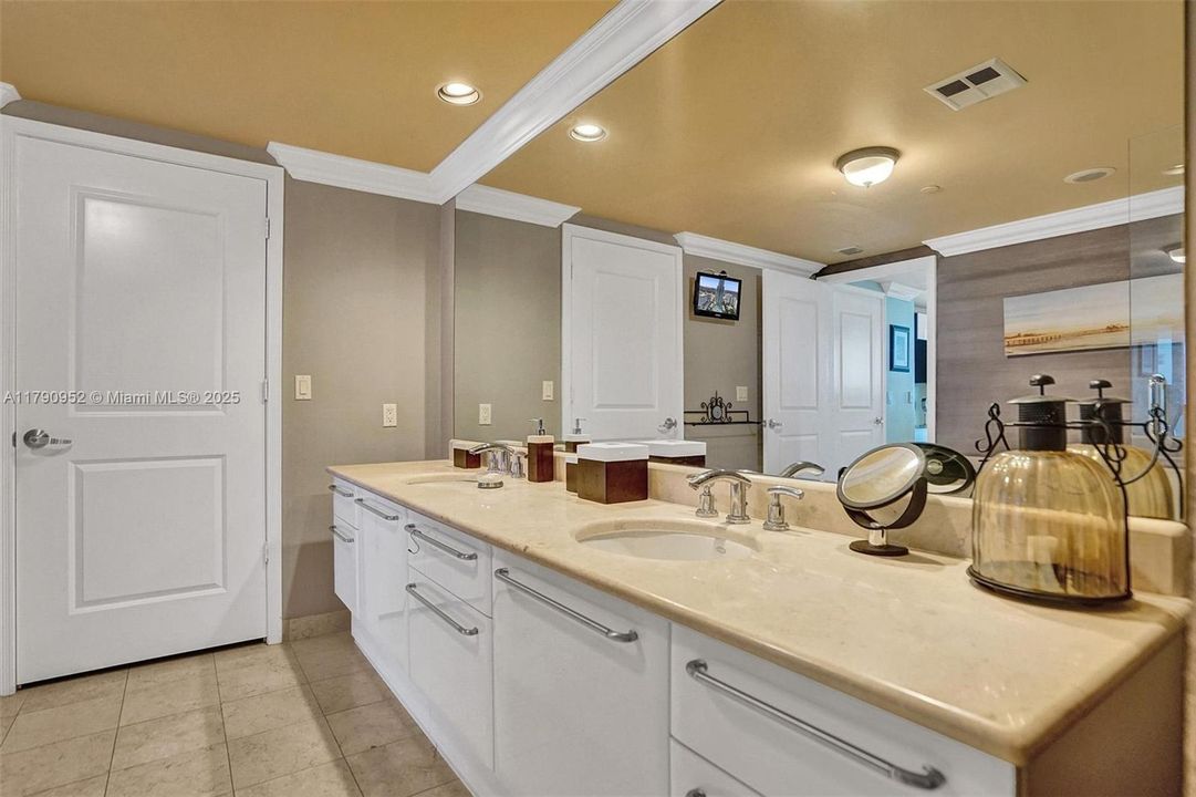 For Sale: $1,200,000 (2 beds, 2 baths, 1733 Square Feet)