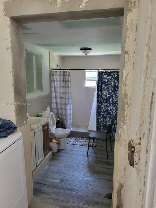 ADDITIONAL BATHROOM LOCATED BY THE LAUNDRY ROOM OF MAIN UNIT