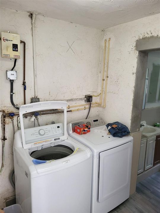 LAUNDRY ROOM BY THE FAMILY ROOM