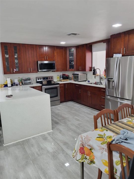 LARGE BEUTIFUL KITCHEN