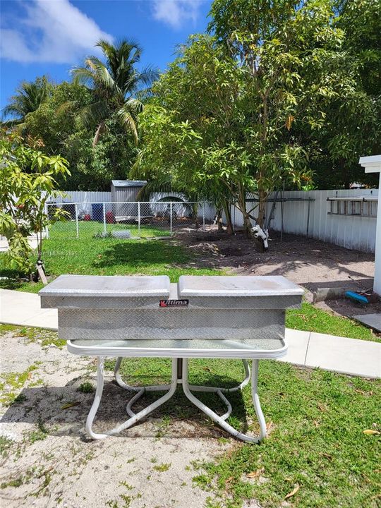 VIEW OF THE FENCE THAT DIVIDES BOTH UNIT AND VIEW OF THE PATIO.
