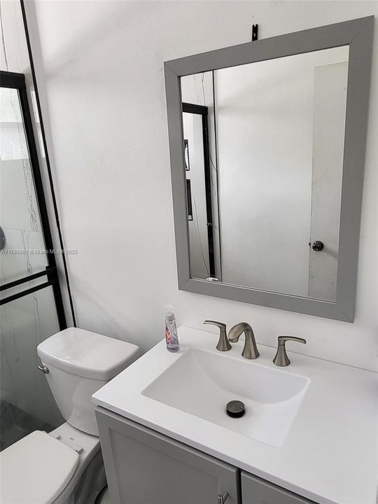 2ND UNIT BATHROOM