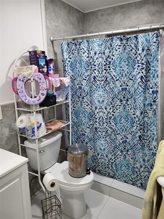 EFFICIENCY'S BATHROOM