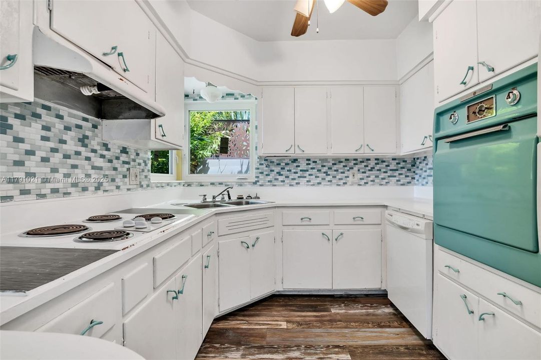 Под контрактом: $3,650,000 (3 спален, 2 ванн, 0 Квадратных фут)