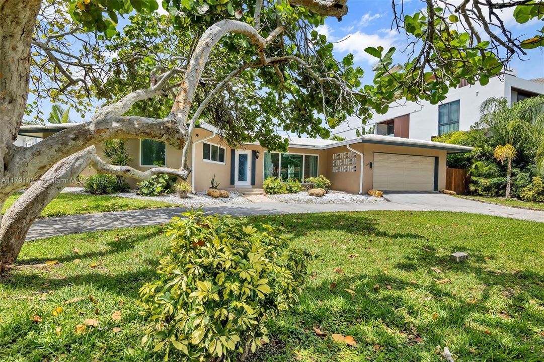 Под контрактом: $3,650,000 (3 спален, 2 ванн, 0 Квадратных фут)