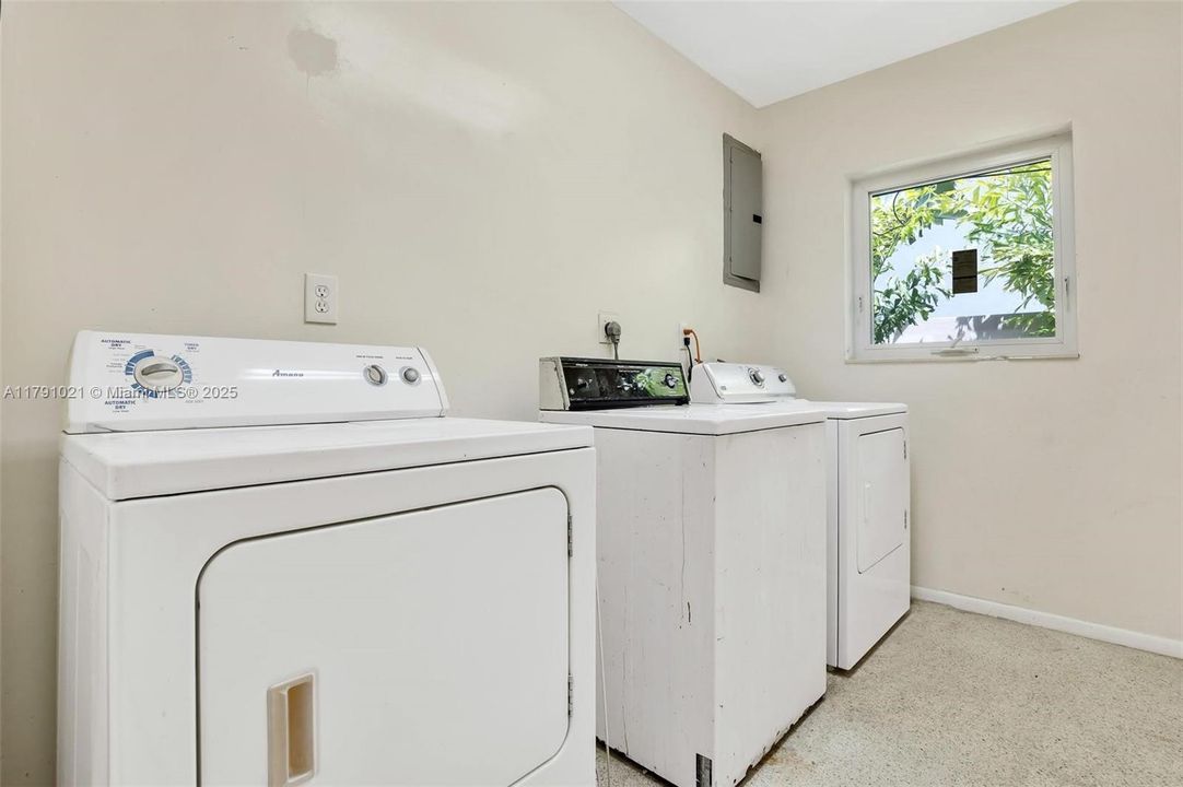 Под контрактом: $3,650,000 (3 спален, 2 ванн, 0 Квадратных фут)