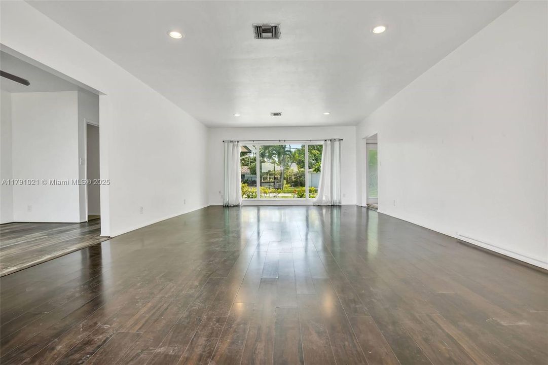 Под контрактом: $3,650,000 (3 спален, 2 ванн, 0 Квадратных фут)