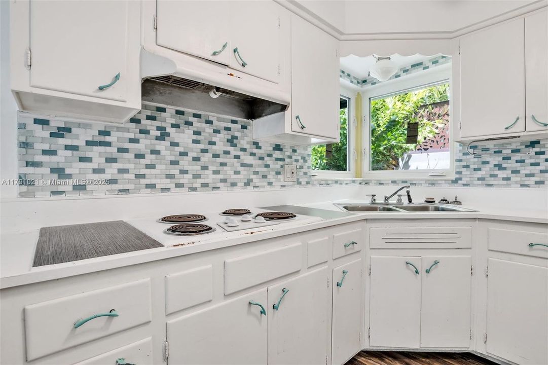 Под контрактом: $3,650,000 (3 спален, 2 ванн, 0 Квадратных фут)