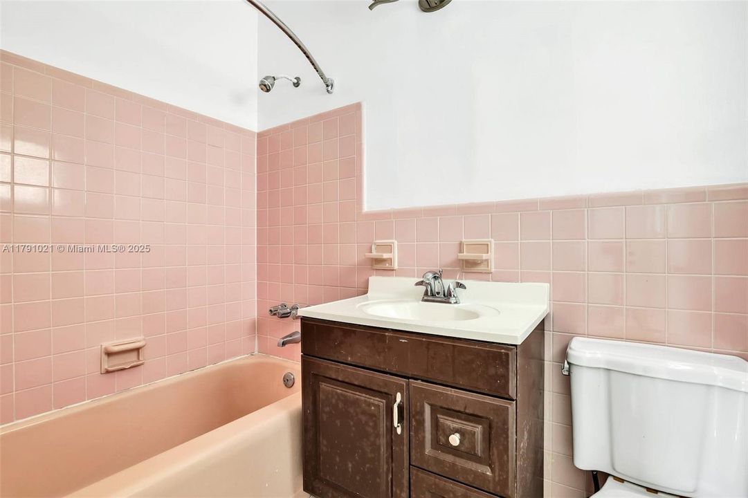 Под контрактом: $3,650,000 (3 спален, 2 ванн, 0 Квадратных фут)