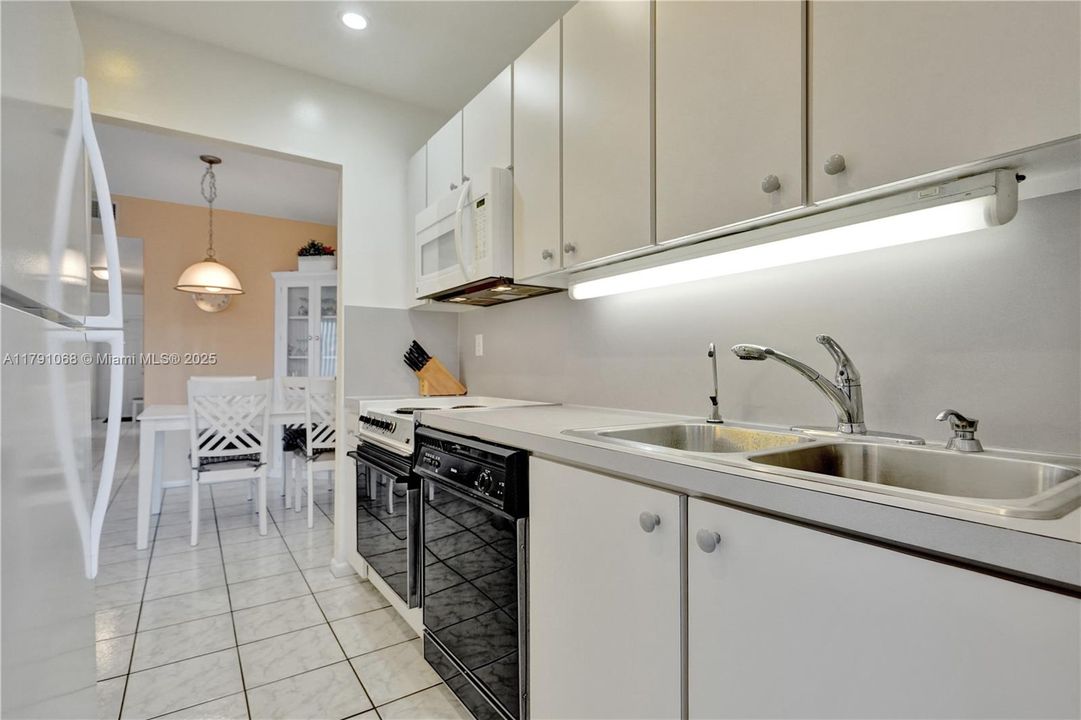 Recently Sold: $149,000 (2 beds, 2 baths, 1104 Square Feet)