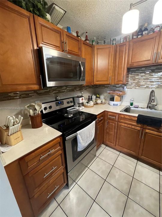 Недавно продано: $264,999 (2 спален, 2 ванн, 838 Квадратных фут)