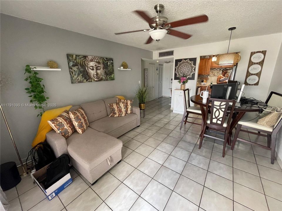 Недавно продано: $264,999 (2 спален, 2 ванн, 838 Квадратных фут)