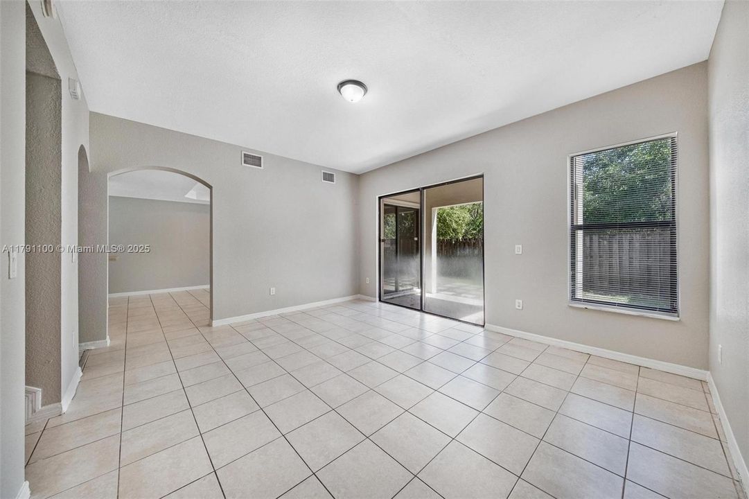 Vendido Recientemente: $506,000 (4 camas, 2 baños, 2201 Pies cuadrados)