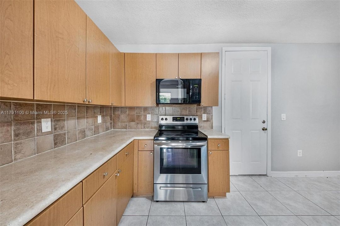 Vendido Recientemente: $506,000 (4 camas, 2 baños, 2201 Pies cuadrados)