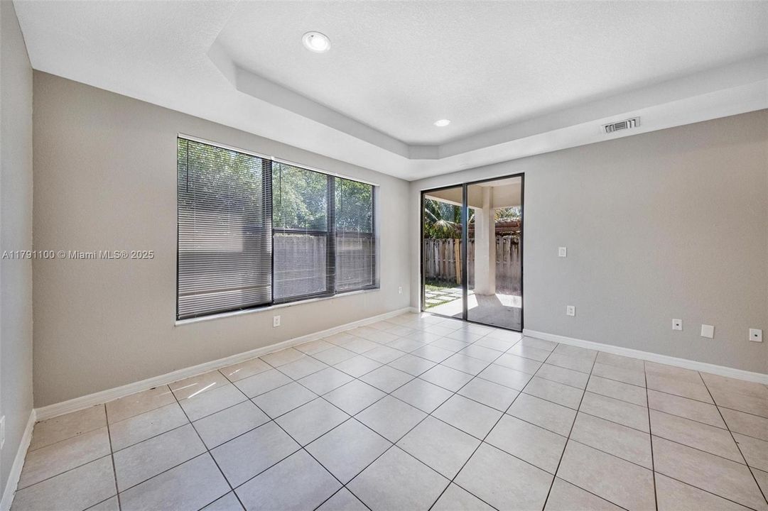 Vendido Recientemente: $506,000 (4 camas, 2 baños, 2201 Pies cuadrados)