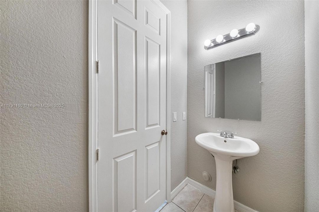 Vendido Recientemente: $506,000 (4 camas, 2 baños, 2201 Pies cuadrados)