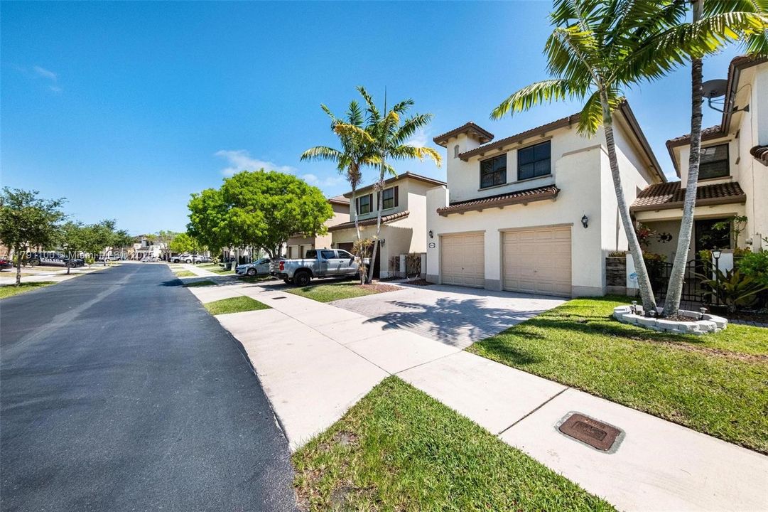 Vendido Recientemente: $506,000 (4 camas, 2 baños, 2201 Pies cuadrados)