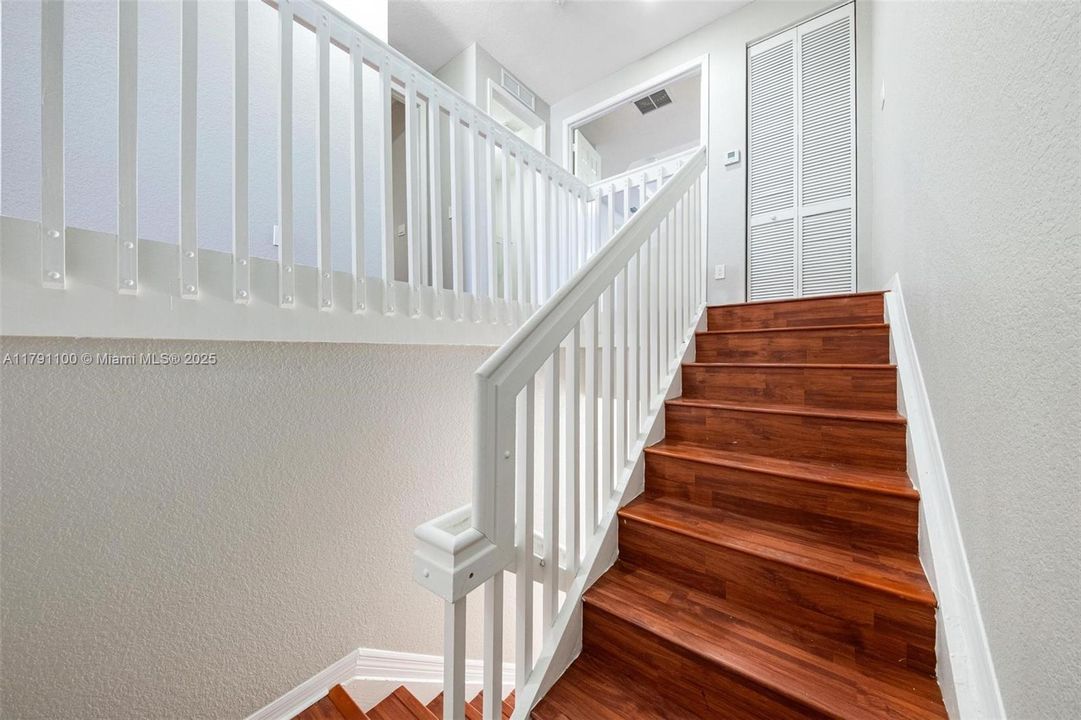 Vendido Recientemente: $506,000 (4 camas, 2 baños, 2201 Pies cuadrados)