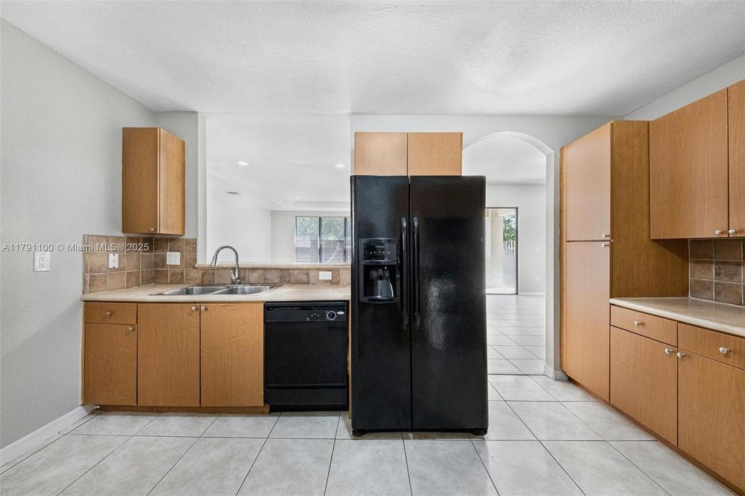 Vendido Recientemente: $506,000 (4 camas, 2 baños, 2201 Pies cuadrados)