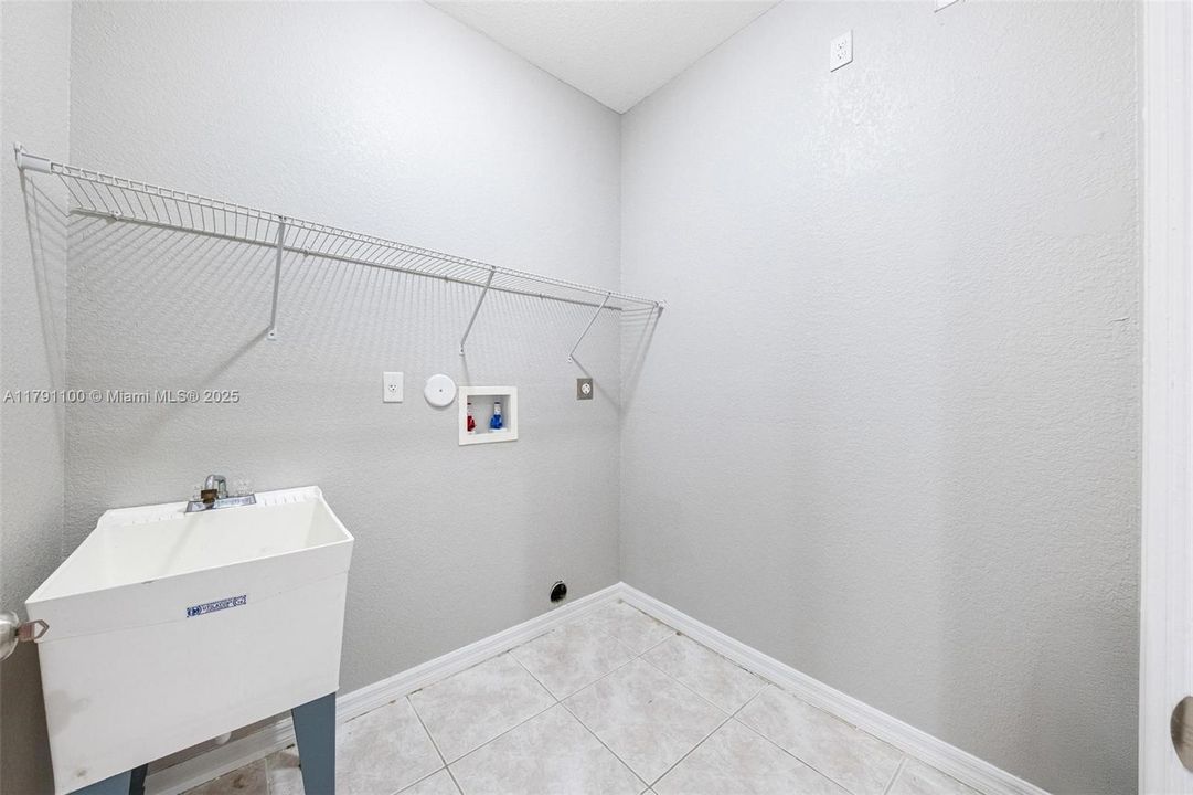 Vendido Recientemente: $506,000 (4 camas, 2 baños, 2201 Pies cuadrados)