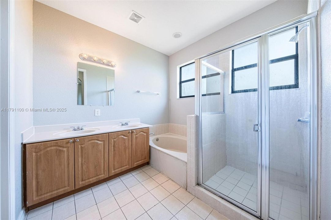 Vendido Recientemente: $506,000 (4 camas, 2 baños, 2201 Pies cuadrados)