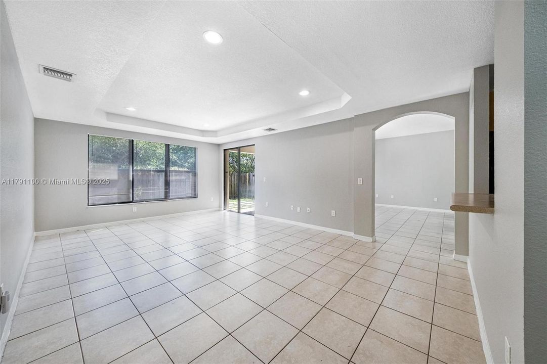 Vendido Recientemente: $506,000 (4 camas, 2 baños, 2201 Pies cuadrados)