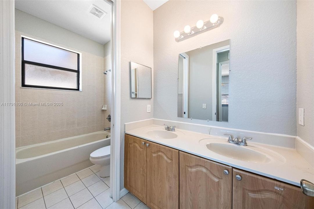 Vendido Recientemente: $506,000 (4 camas, 2 baños, 2201 Pies cuadrados)