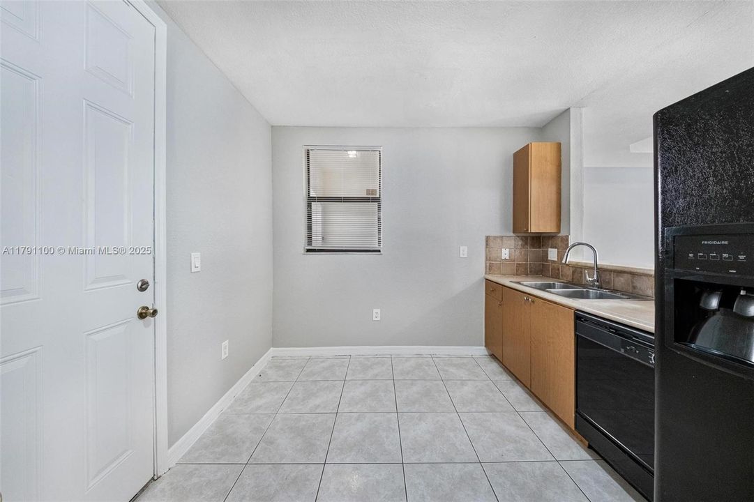 Vendido Recientemente: $506,000 (4 camas, 2 baños, 2201 Pies cuadrados)