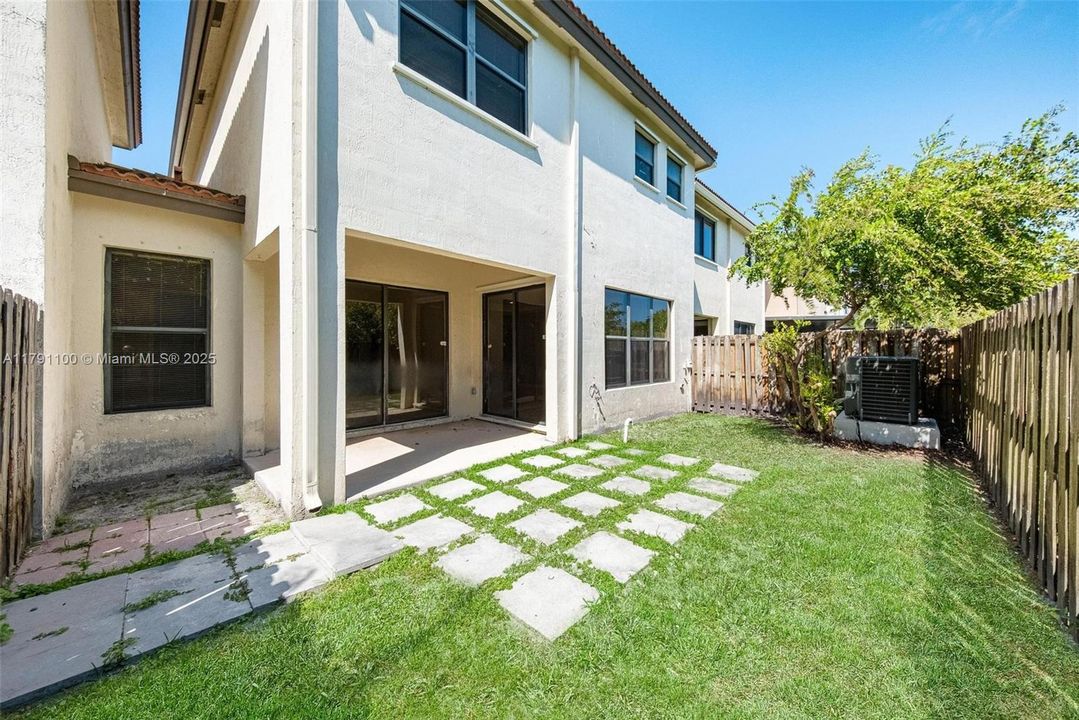 Vendido Recientemente: $506,000 (4 camas, 2 baños, 2201 Pies cuadrados)