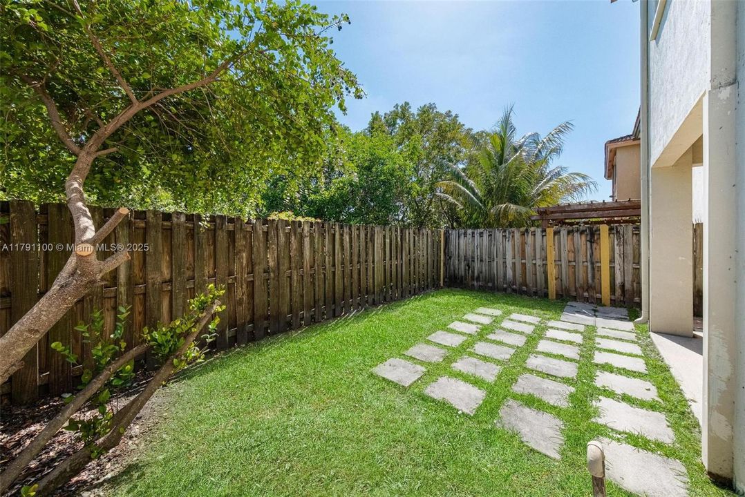 Vendido Recientemente: $506,000 (4 camas, 2 baños, 2201 Pies cuadrados)