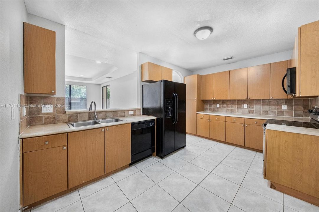 Vendido Recientemente: $506,000 (4 camas, 2 baños, 2201 Pies cuadrados)