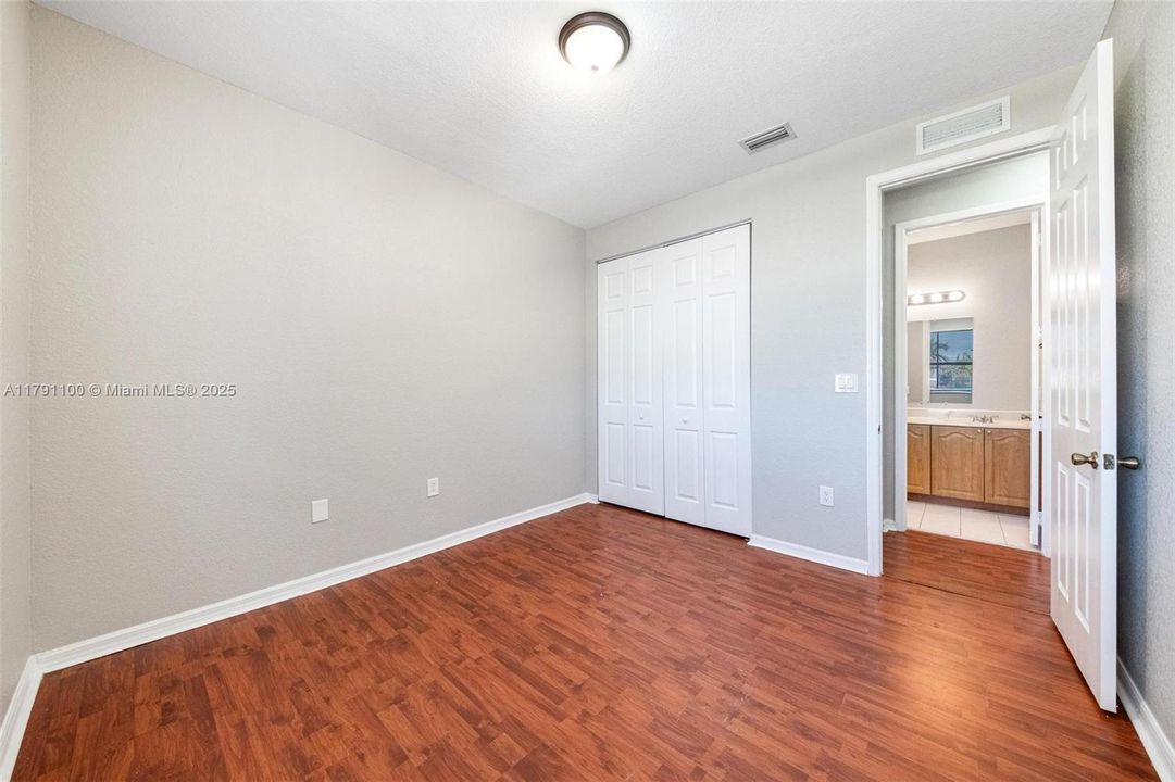 Vendido Recientemente: $506,000 (4 camas, 2 baños, 2201 Pies cuadrados)