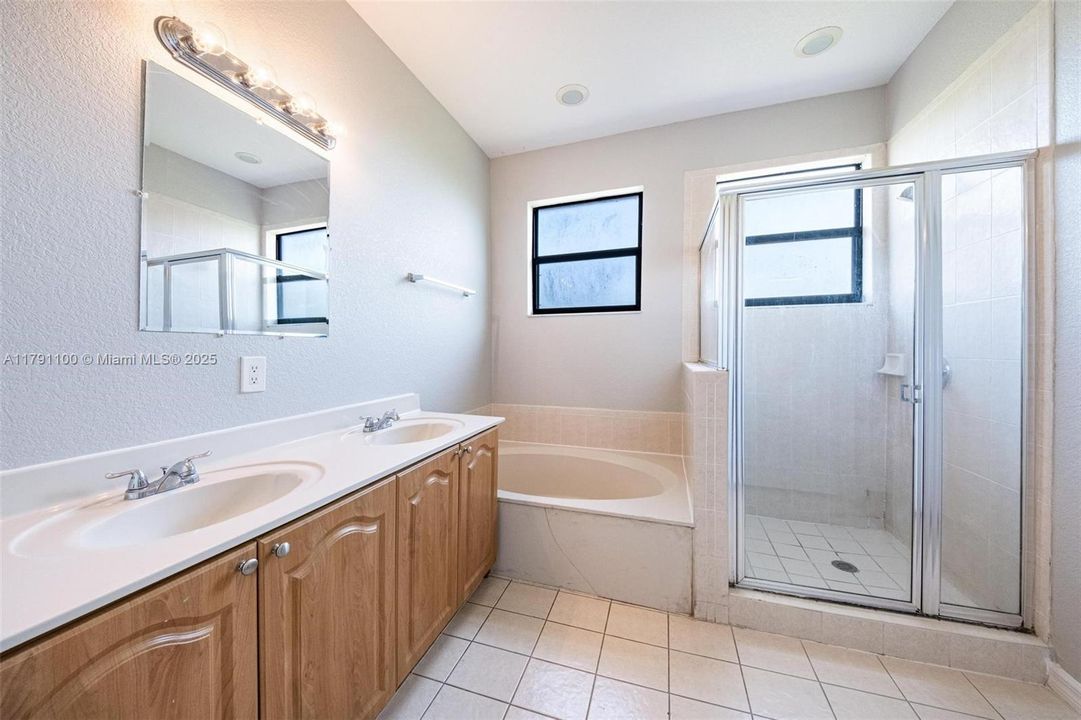 Vendido Recientemente: $506,000 (4 camas, 2 baños, 2201 Pies cuadrados)