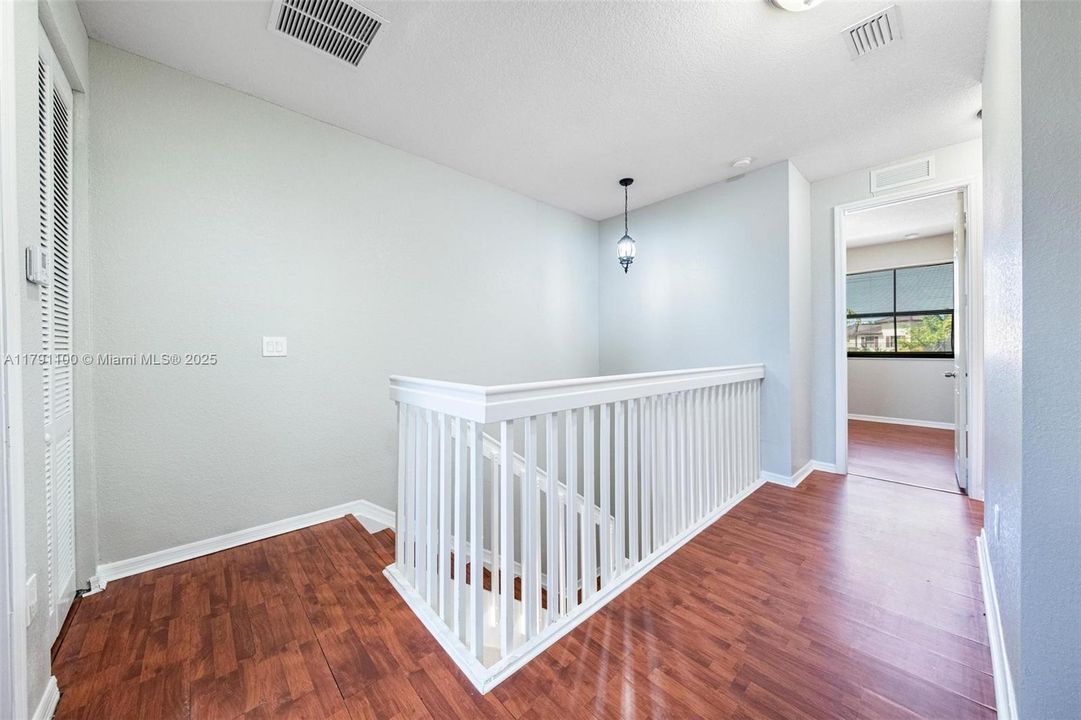 Vendido Recientemente: $506,000 (4 camas, 2 baños, 2201 Pies cuadrados)